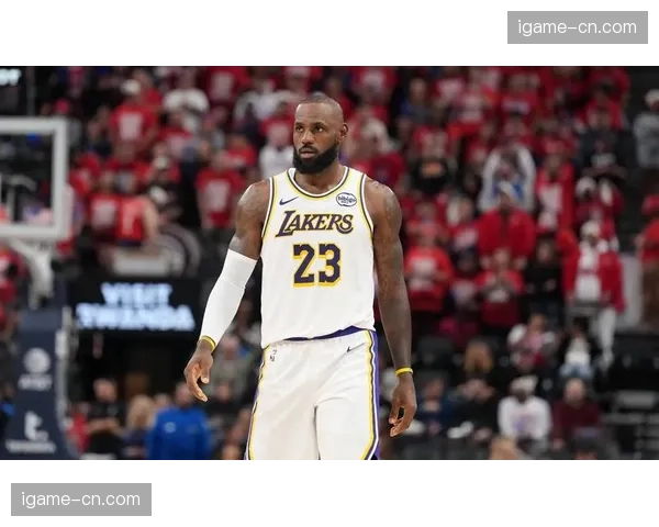 场边趣闻：詹姆斯在一次暂停期间为年轻队友讲解战术